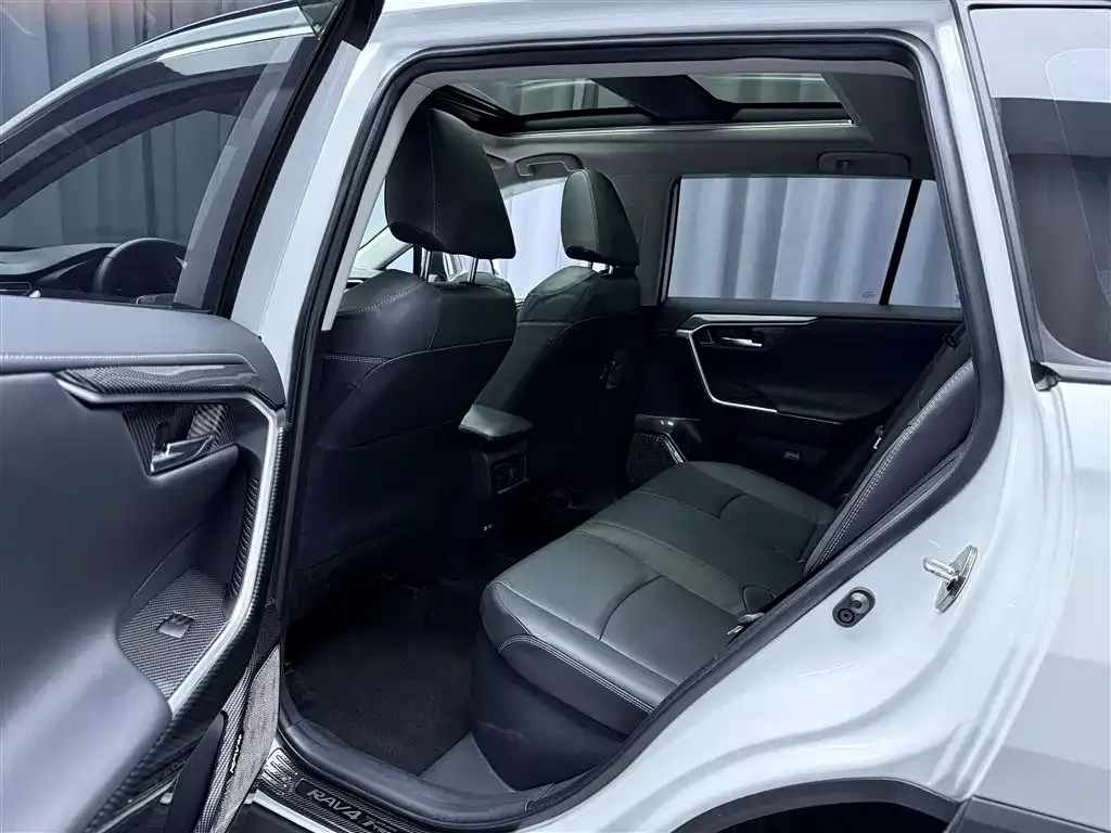Toyota RAV4 — фото 8