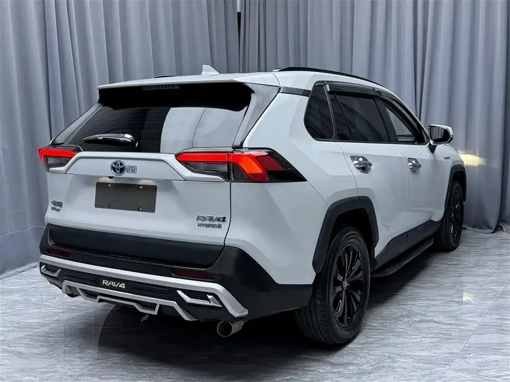 Toyota RAV4 — фото 7