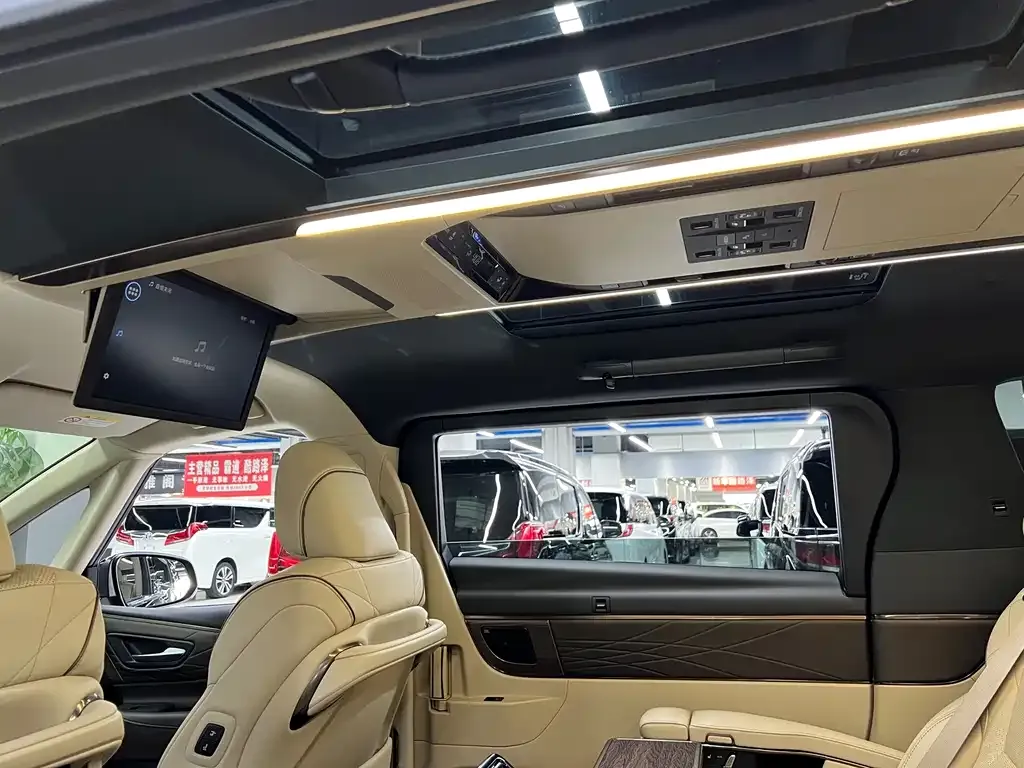 Toyota Alphard — фото 2