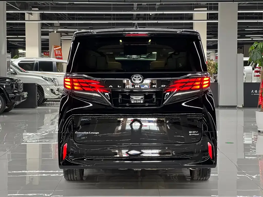 Toyota Alphard — фото 10