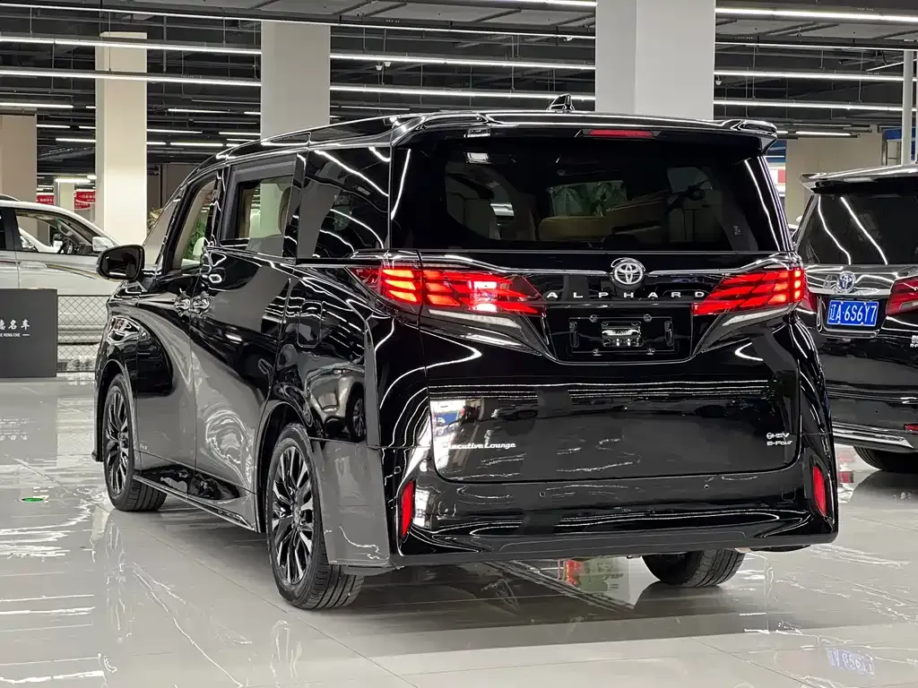Toyota Alphard — фото 7
