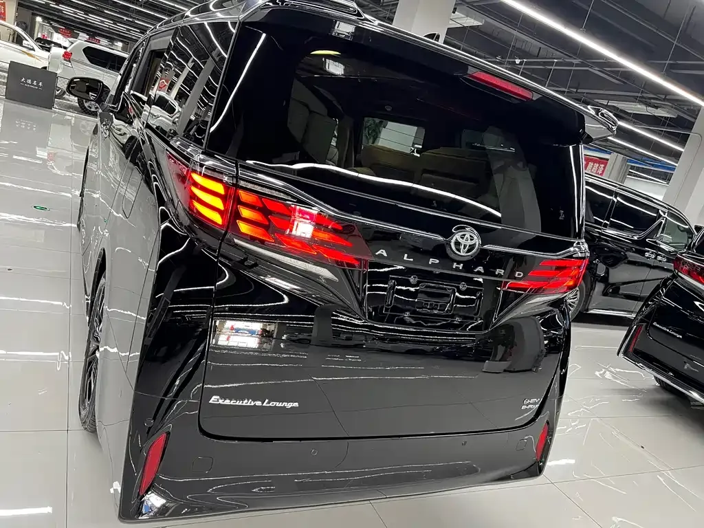 Toyota Alphard — фото 9
