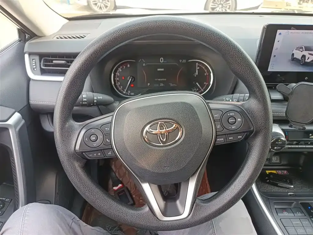 Toyota RAV4 — фото 4