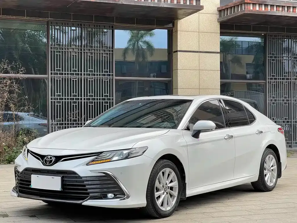 Toyota Camry — фото 1