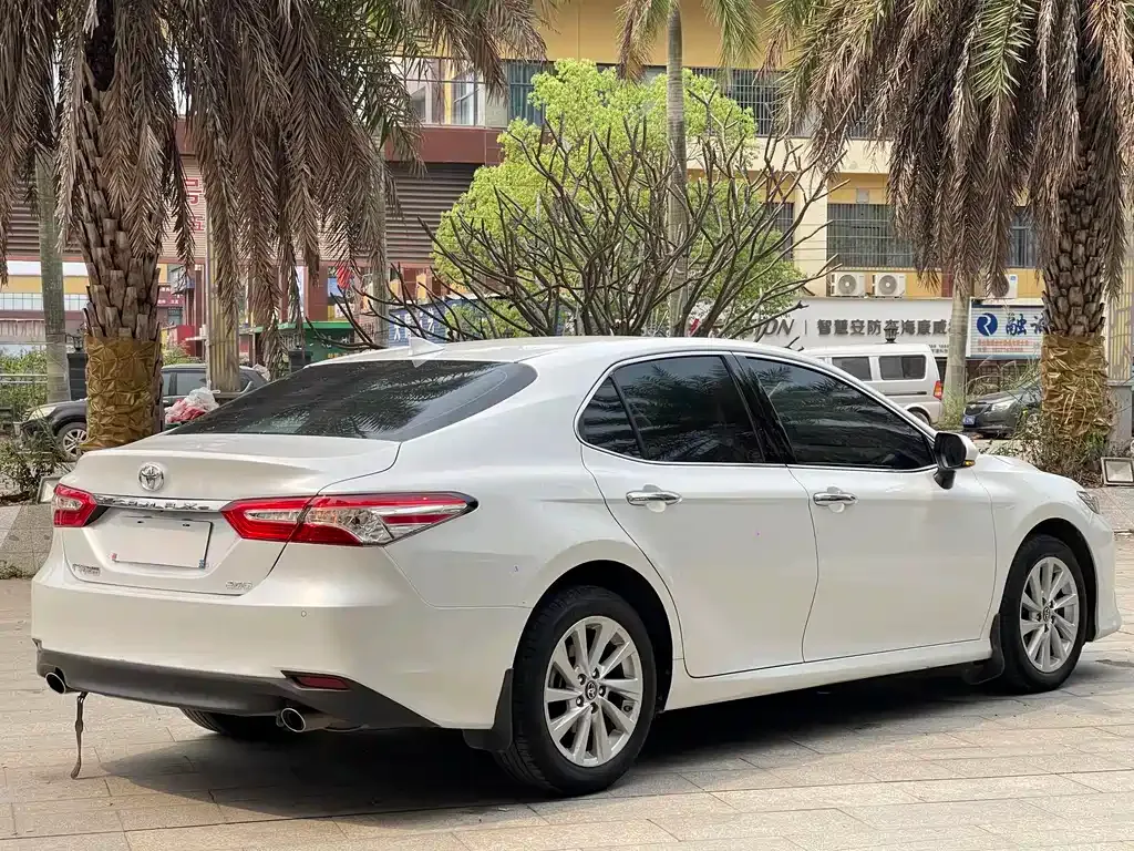 Toyota Camry — фото 9