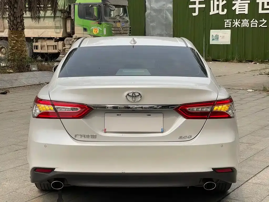 Toyota Camry — фото 2