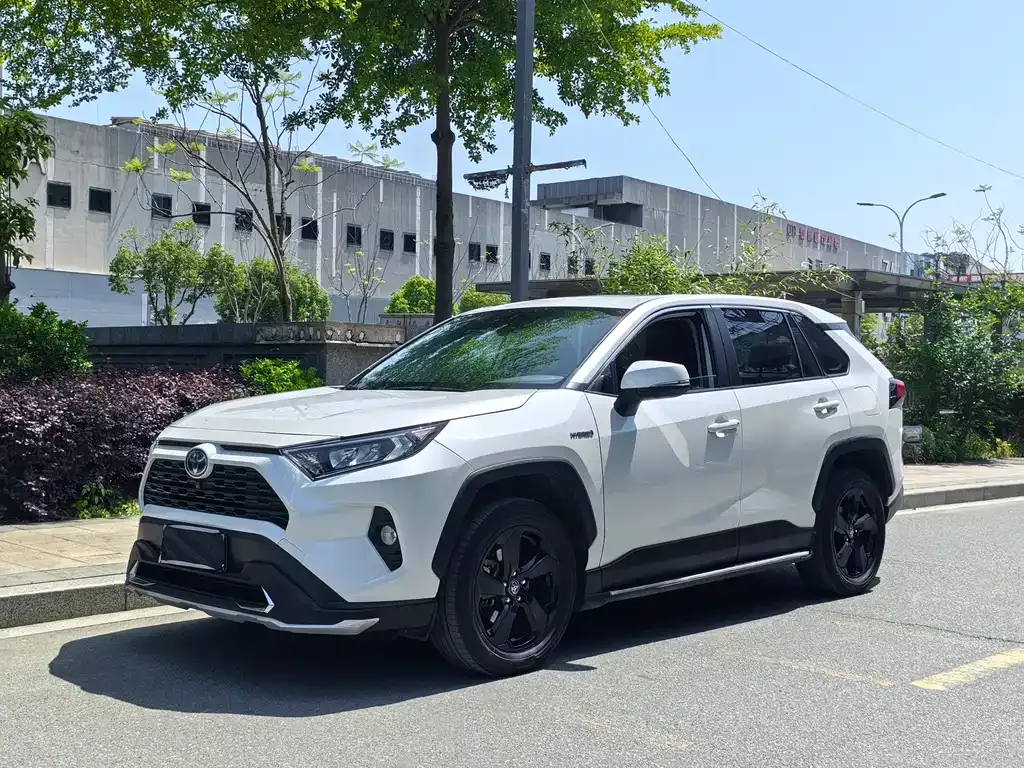 Toyota RAV4 — фото 1
