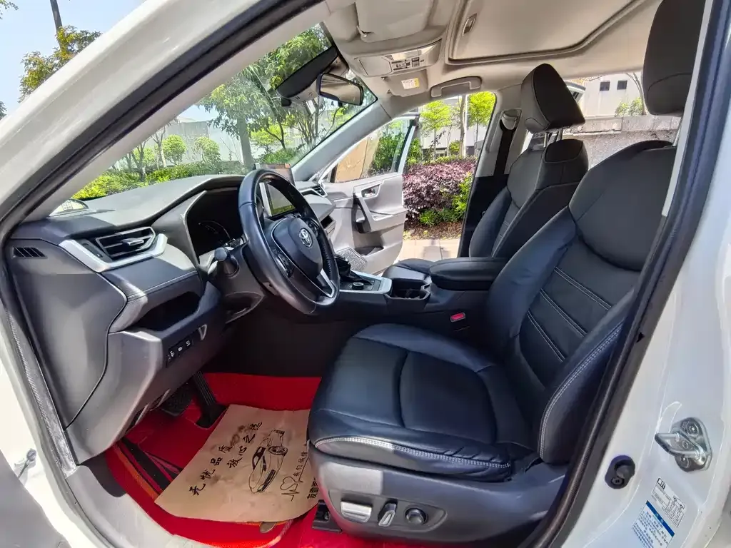 Toyota RAV4 — фото 6