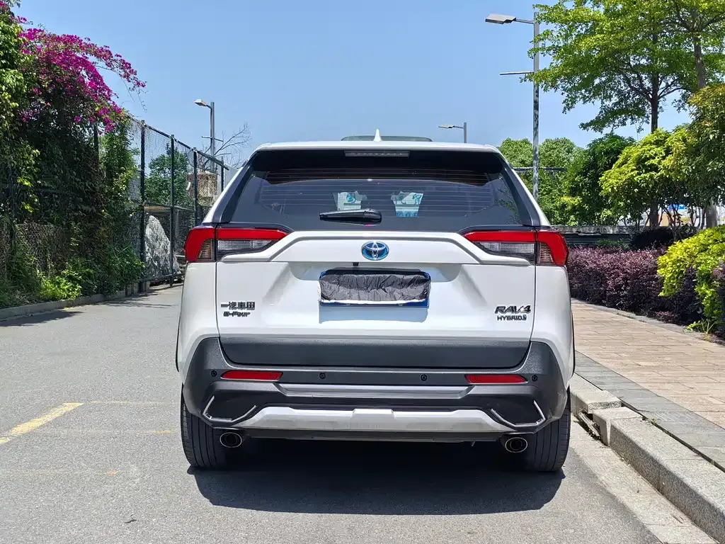 Toyota RAV4 — фото 8