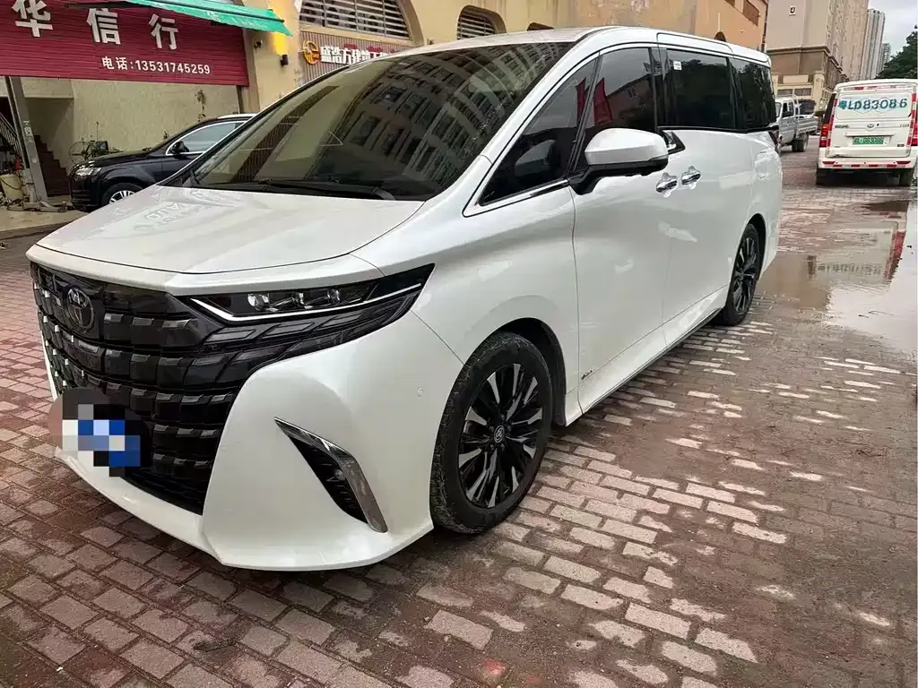 Toyota Alphard — фото 1