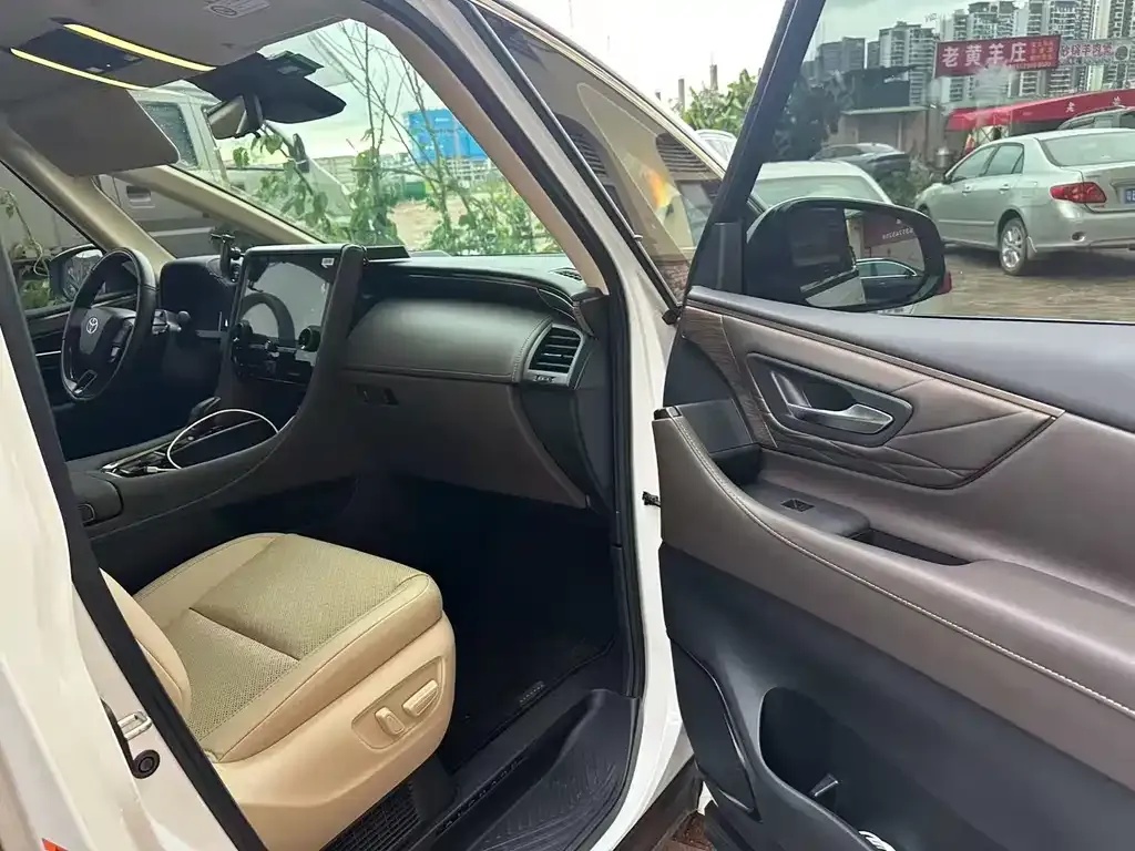 Toyota Alphard — фото 6
