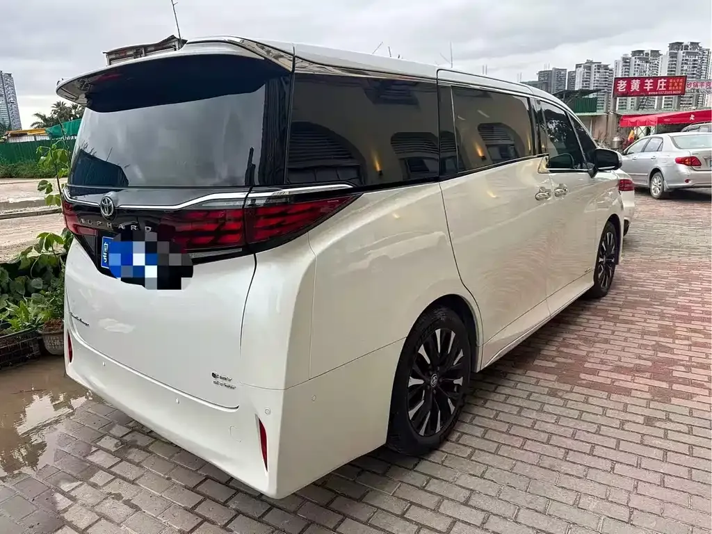 Toyota Alphard — фото 7