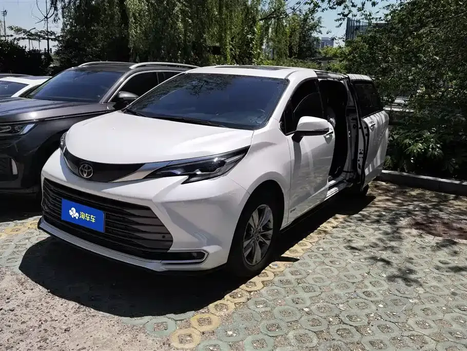 Toyota Sienna — фото 1
