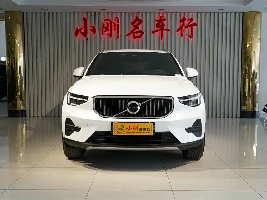 Volvo XC40 — фото 4