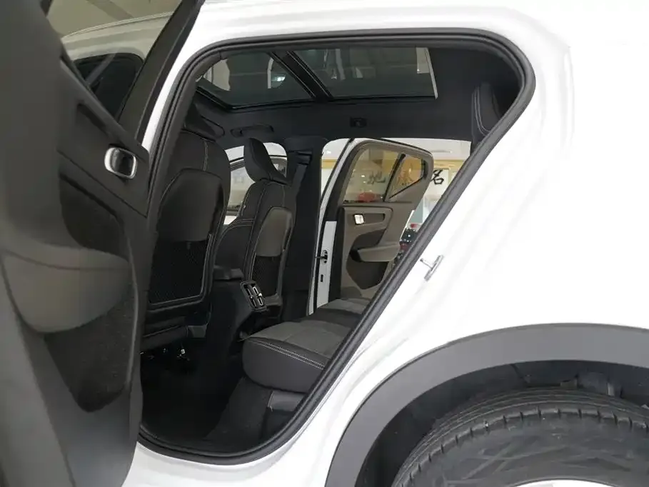 Volvo XC40 — фото 2
