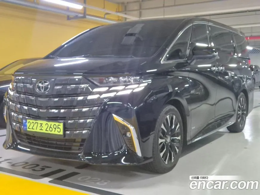 Toyota Alphard — фото 1