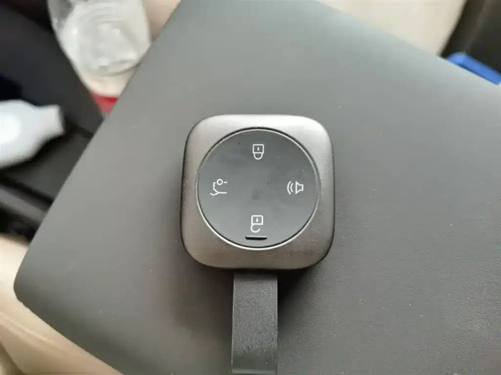 Volvo XC70 Plug-in Hybrid — фото 3