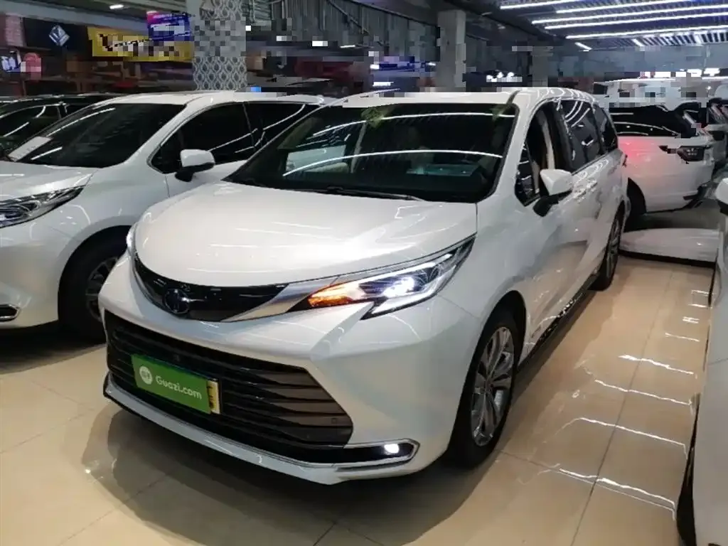 Toyota Sienna — фото 1
