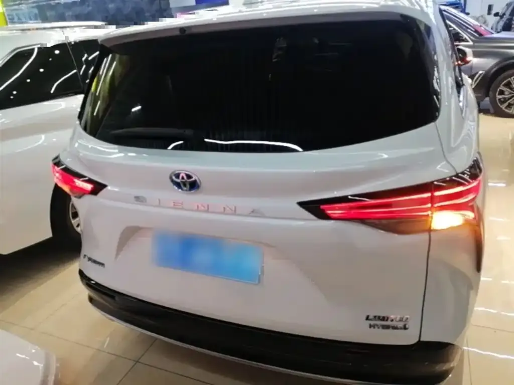 Toyota Sienna — фото 3