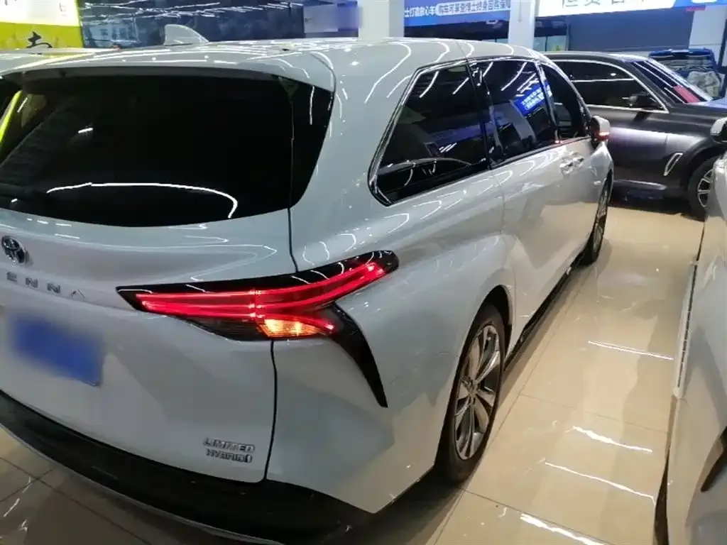 Toyota Sienna — фото 10