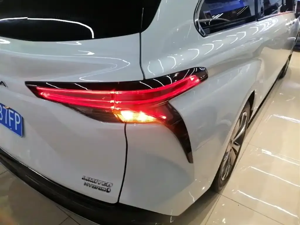 Toyota Sienna — фото 8