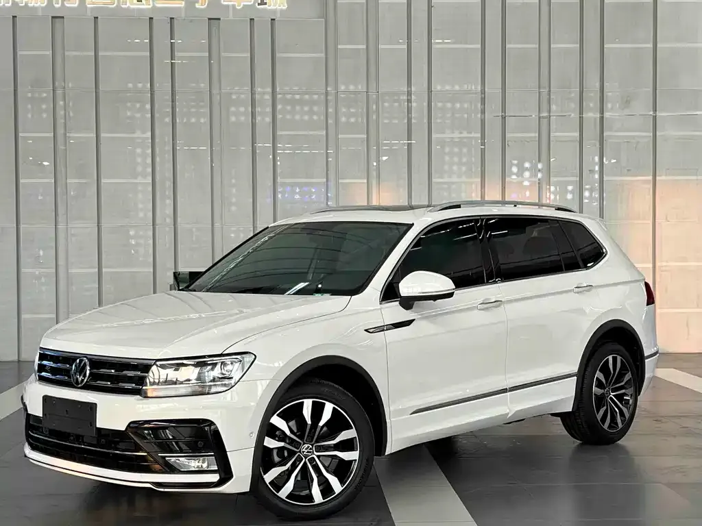 Volkswagen Tiguan L — фото 1