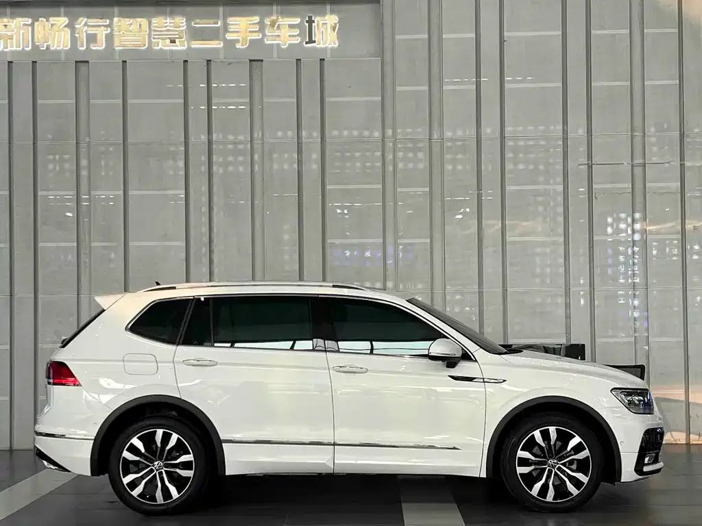 Volkswagen Tiguan L — фото 9