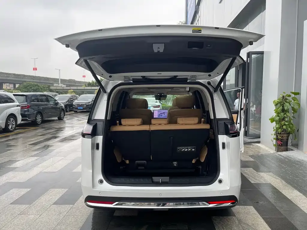 GAC Motor E8 Hybrid — фото 7
