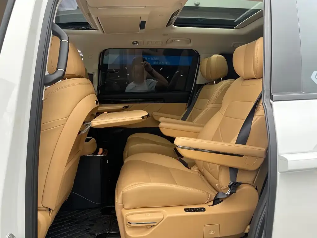 GAC Motor E8 Hybrid — фото 2