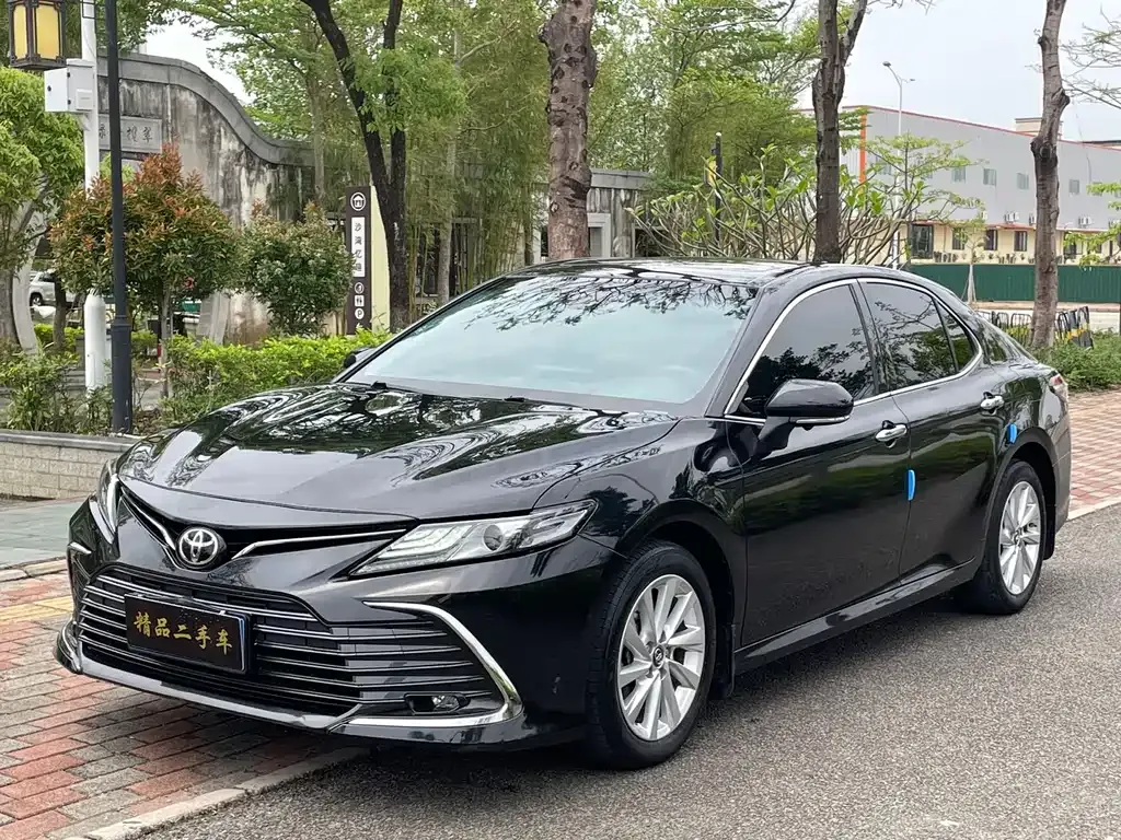 Toyota Camry — фото 1