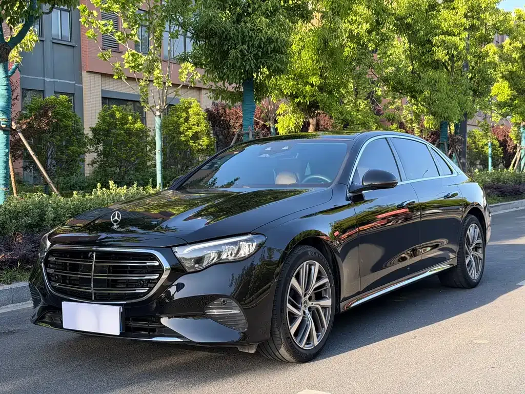 Mercedes-Benz E-Class — фото 1