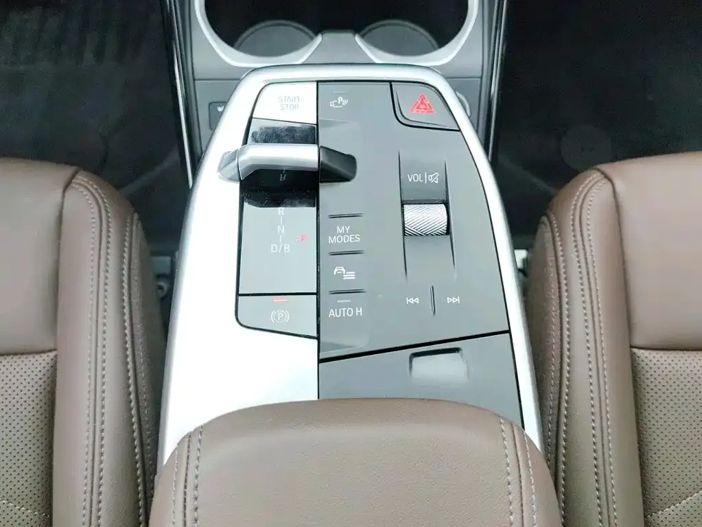 BMW iX1 2025 из CN, фото 8
