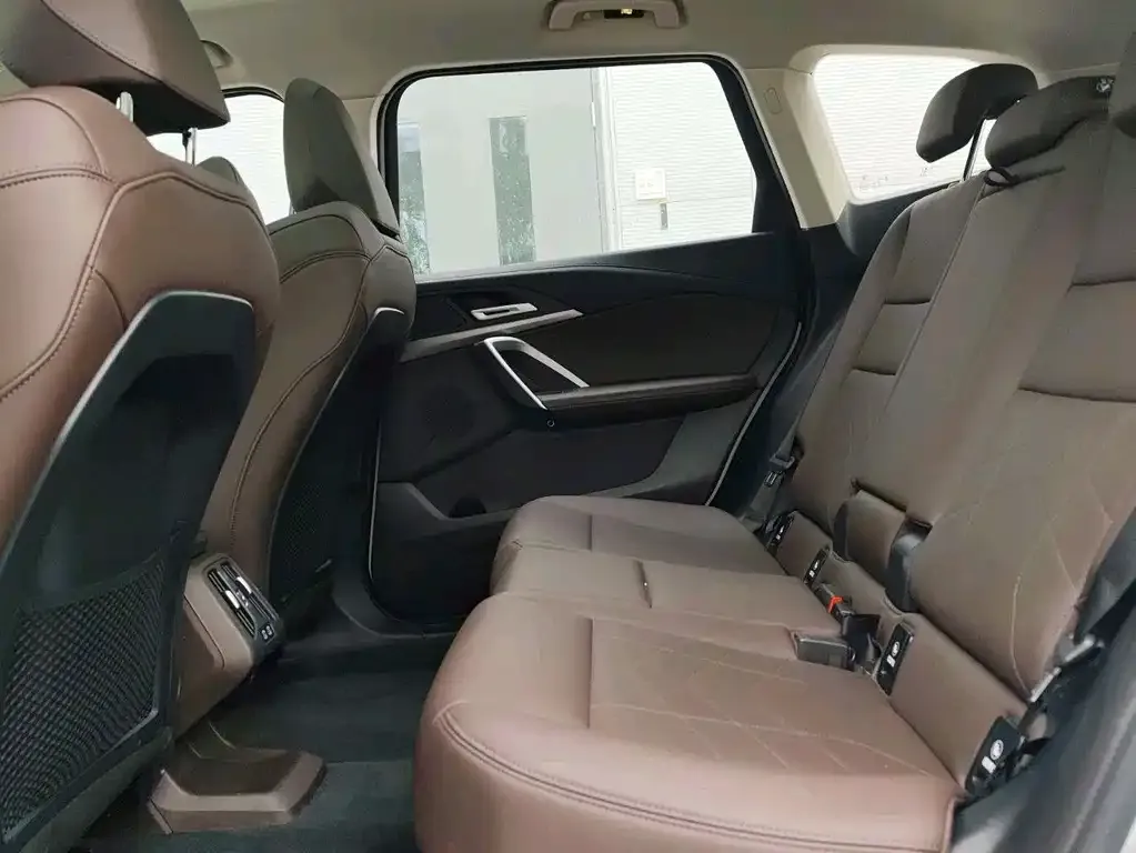 BMW iX1 2025 из CN, фото 2