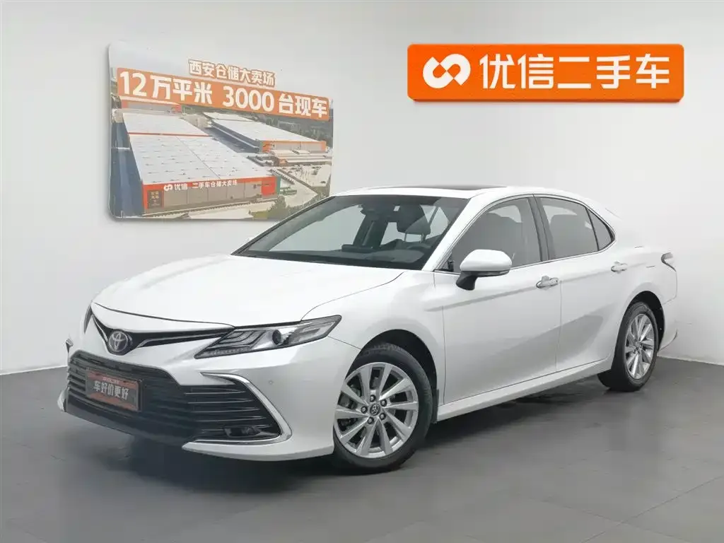 Toyota Camry — фото 1