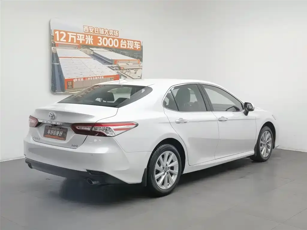 Toyota Camry — фото 2