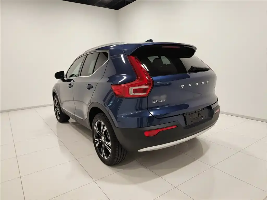 Volvo XC40 — фото 8