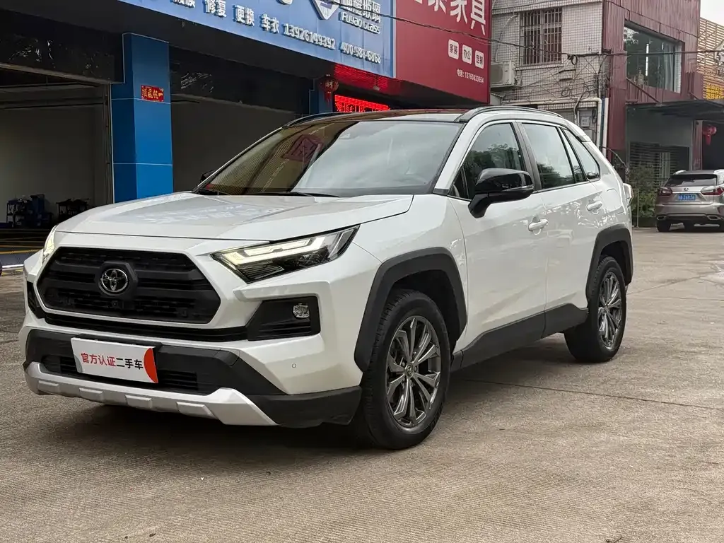 Toyota RAV4 — фото 1