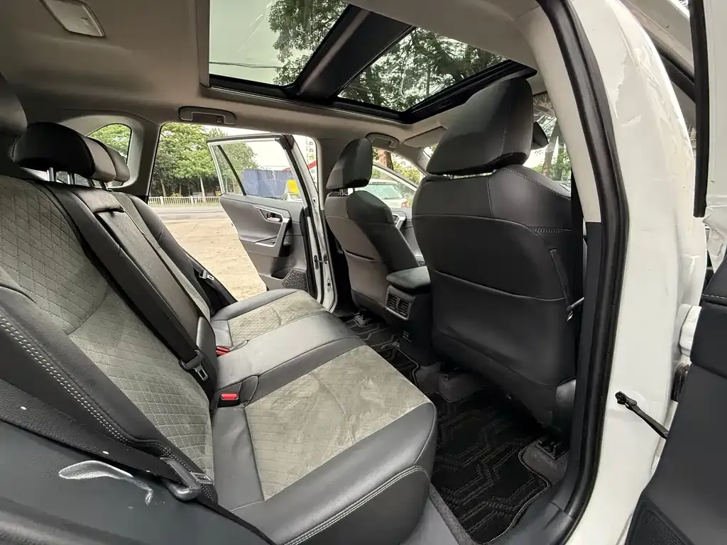 Toyota RAV4 — фото 6