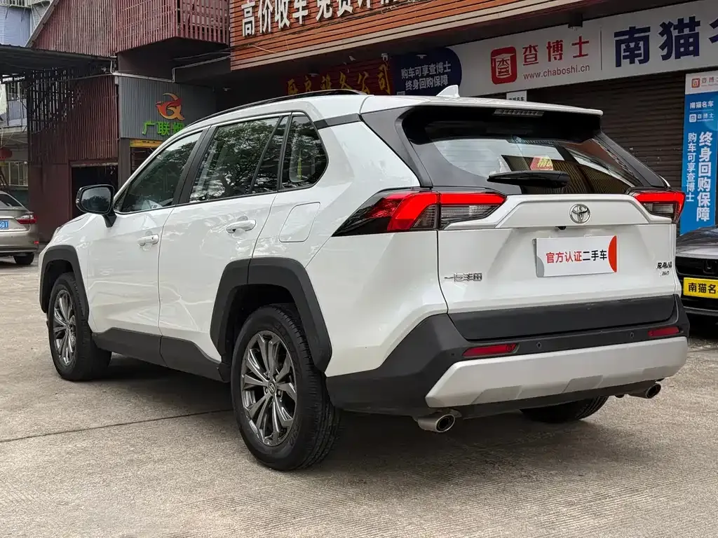 Toyota RAV4 — фото 8