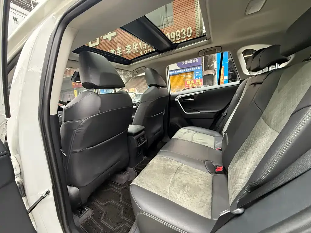 Toyota RAV4 — фото 3