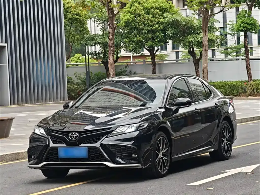 Toyota Camry — фото 1