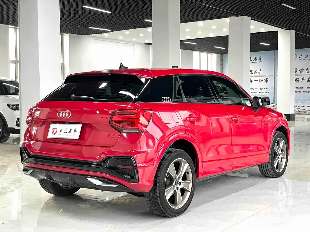 Audi Q2L — фото 8