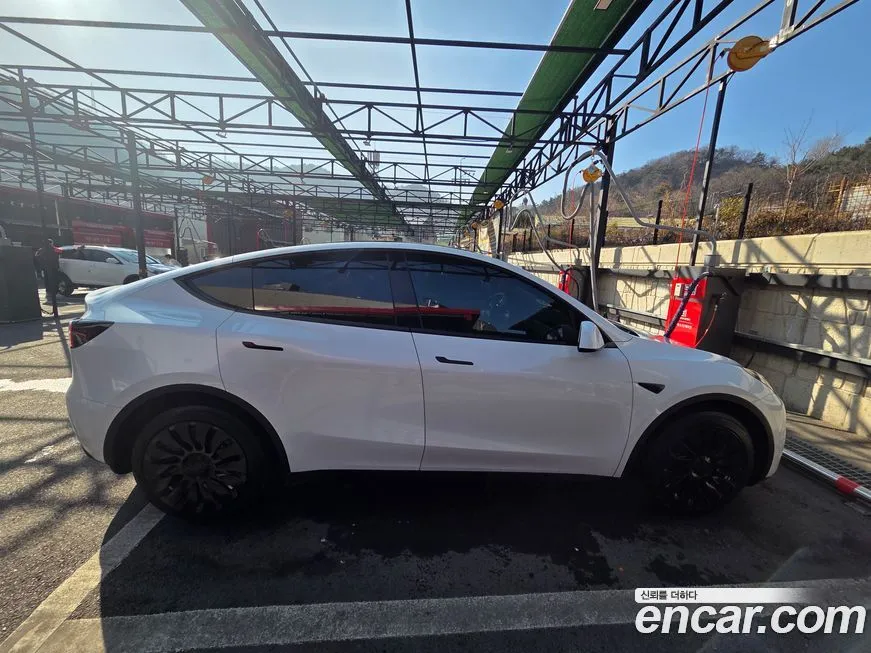 Tesla Model Y — фото 1