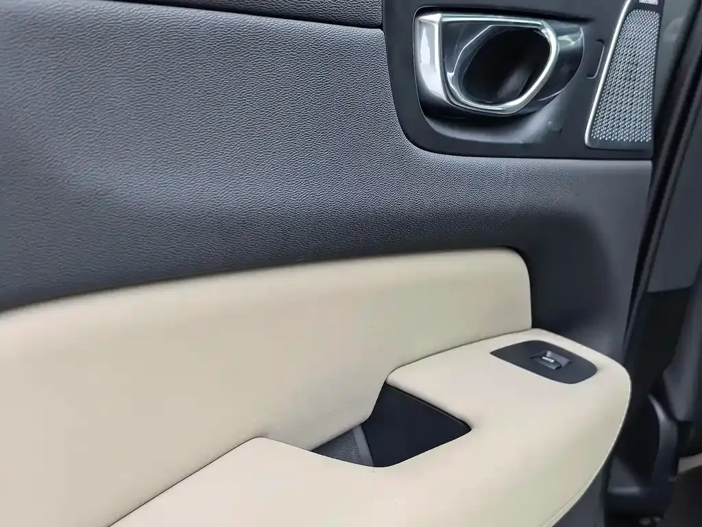 Volvo XC60 — фото 10