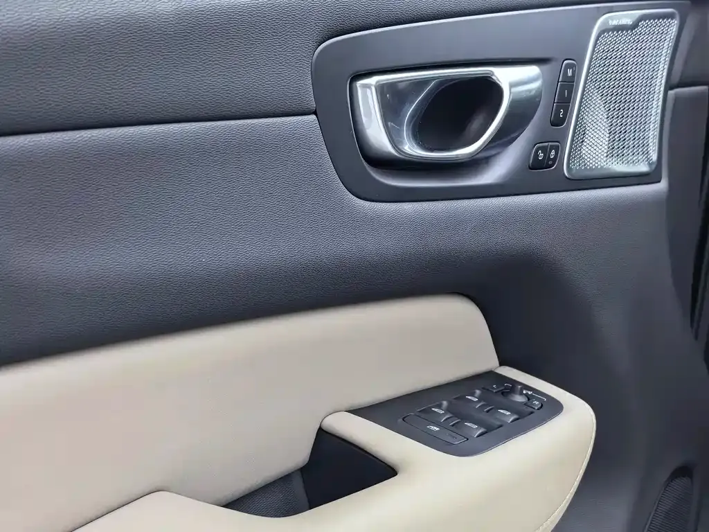 Volvo XC60 — фото 9