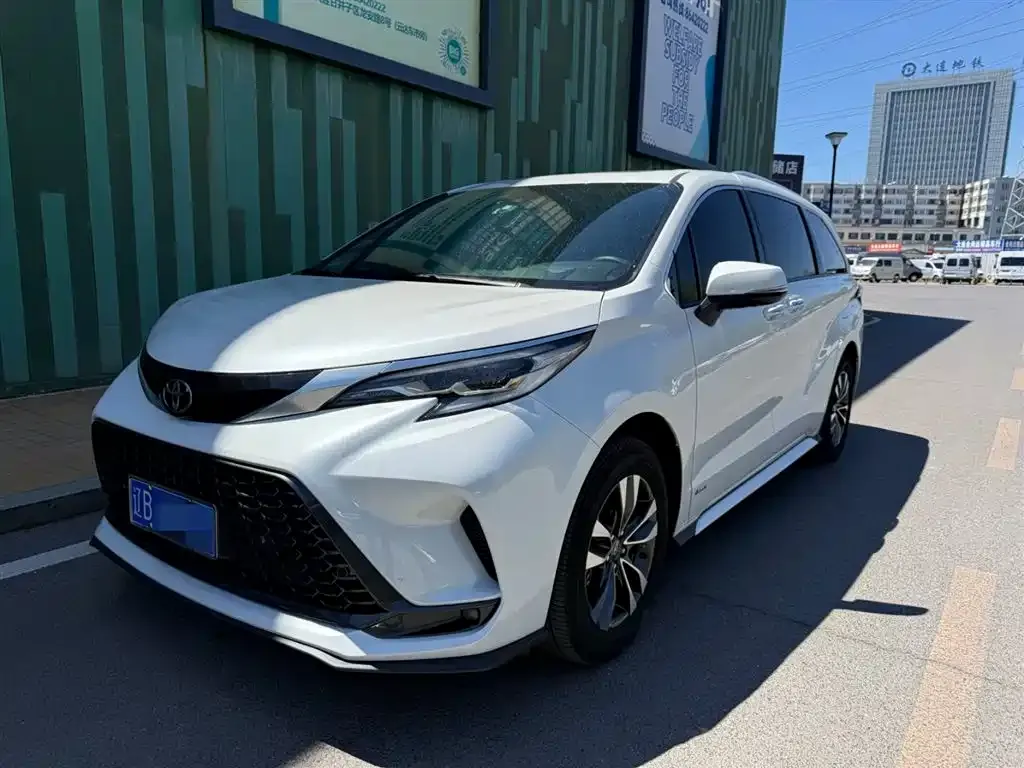 Toyota Granvia — фото 1