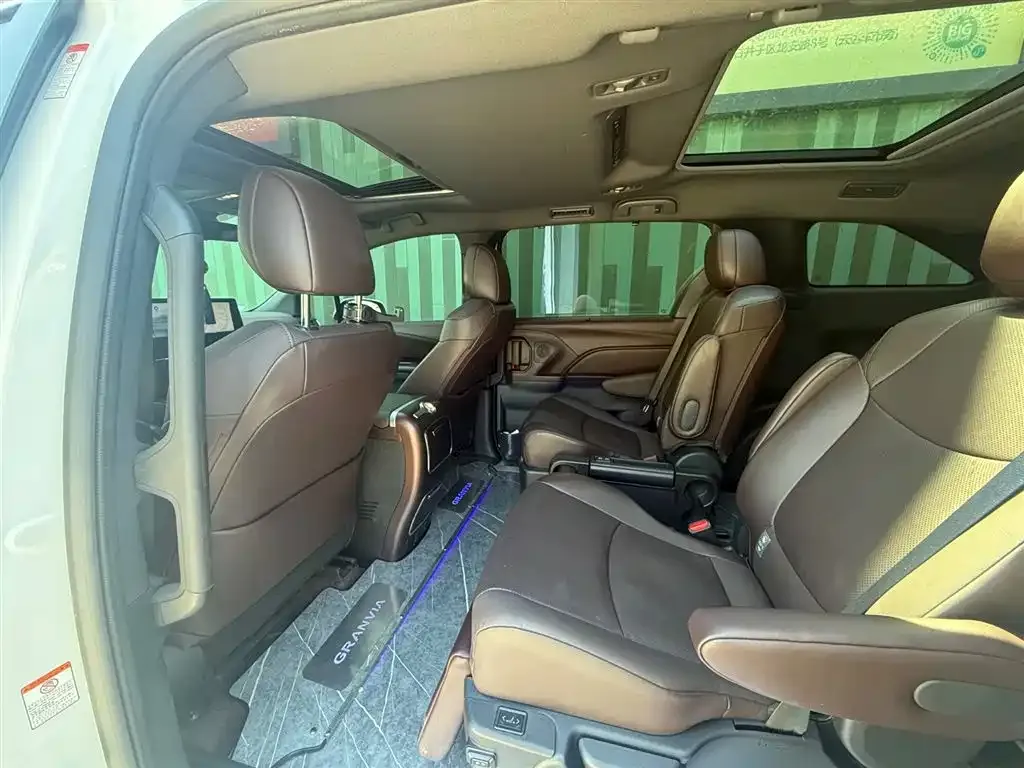 Toyota Granvia — фото 5