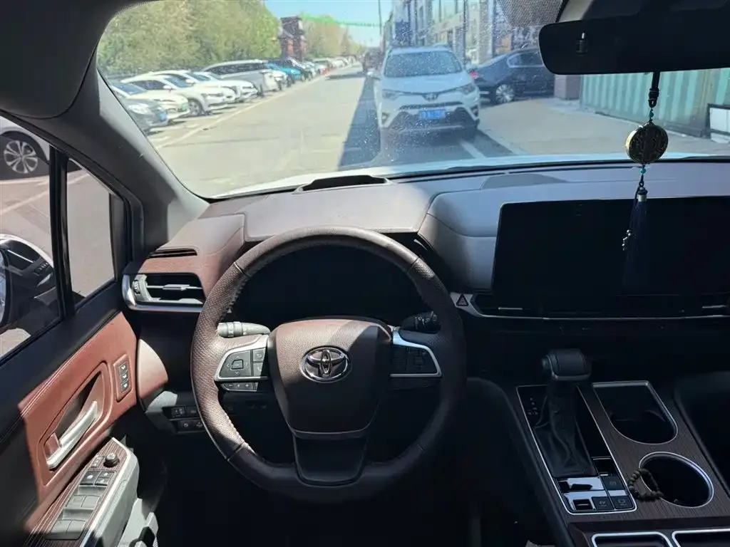 Toyota Granvia — фото 10