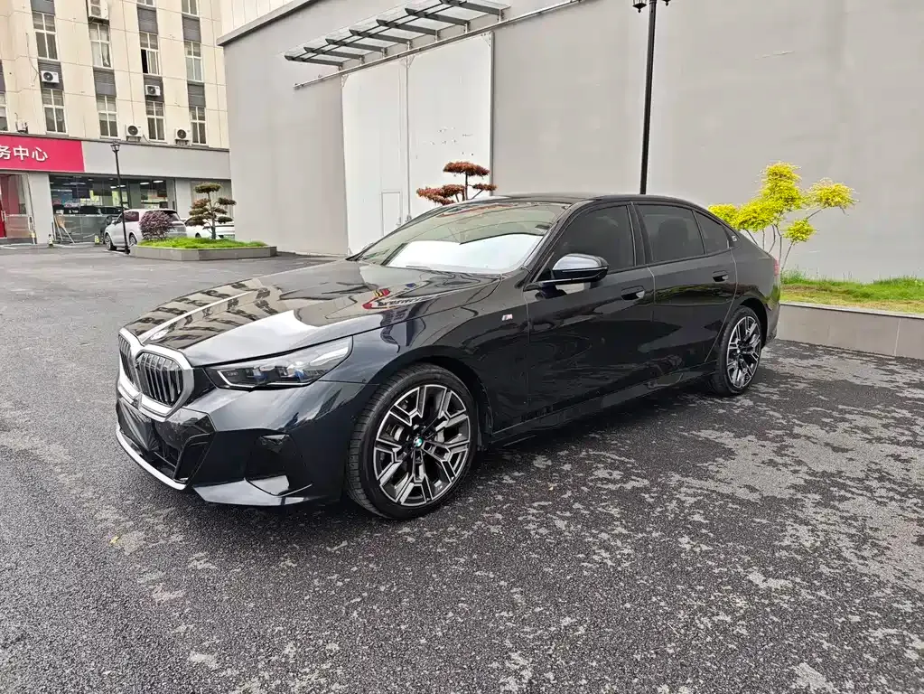 BMW 5 Series — фото 1