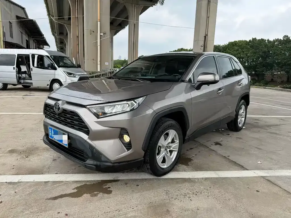 Toyota RAV4 — фото 1